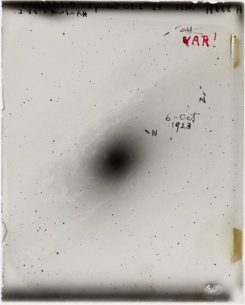 Imagen de la galaxia de Andrómeda en la que Edwin Hubble marcó el descubrimiento de una estrella variable cefeida.